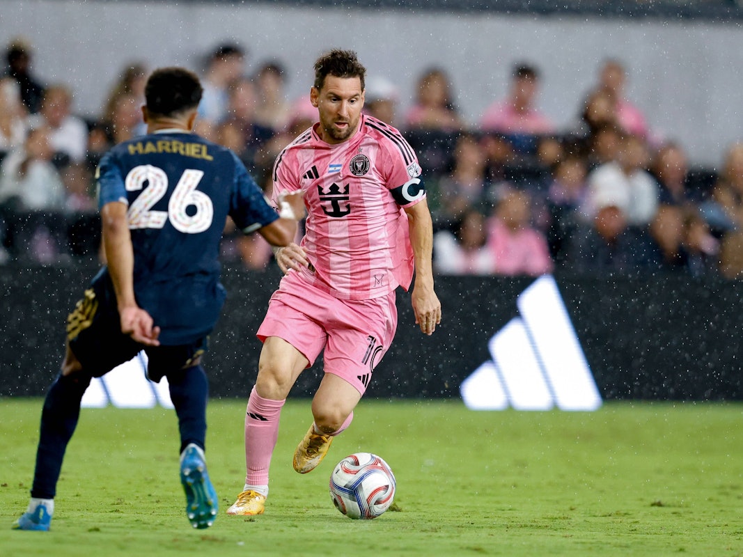 Lionel Messi mit Ball in Aktion.
