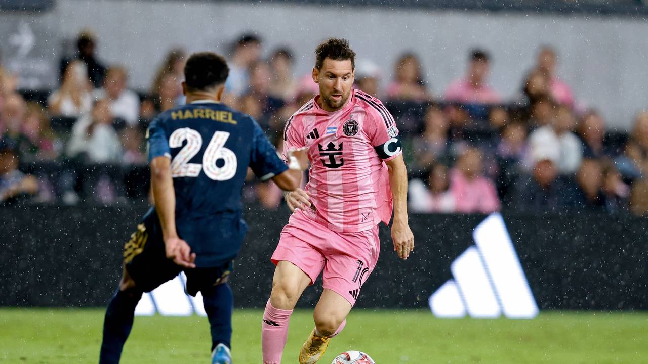 Lionel Messi mit Ball in Aktion.