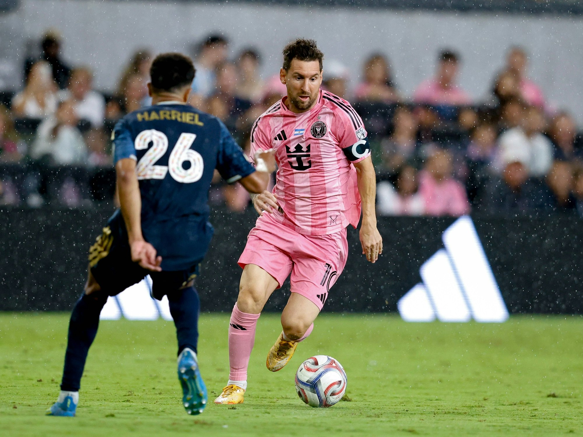 Lionel Messi mit Ball in Aktion.