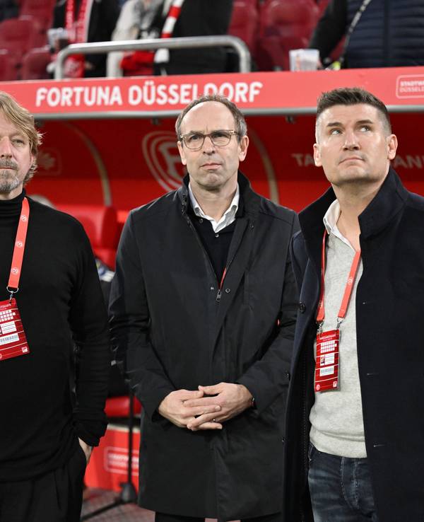 V.l.: Sven Mislintat, Alexander Jobst und Arnd Hovemann stehen vor der Auswechselbank von Fortuna Düsseldorf.