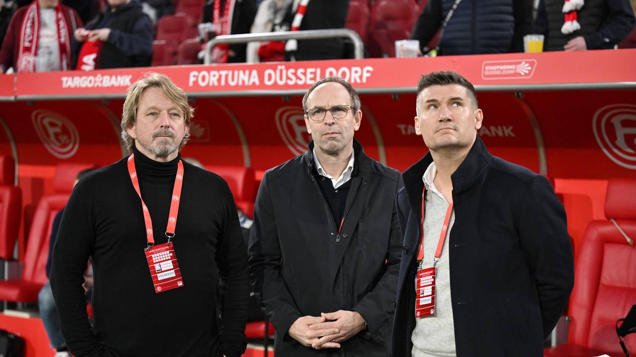 V.l.: Sven Mislintat, Alexander Jobst und Arnd Hovemann stehen vor der Auswechselbank von Fortuna Düsseldorf.