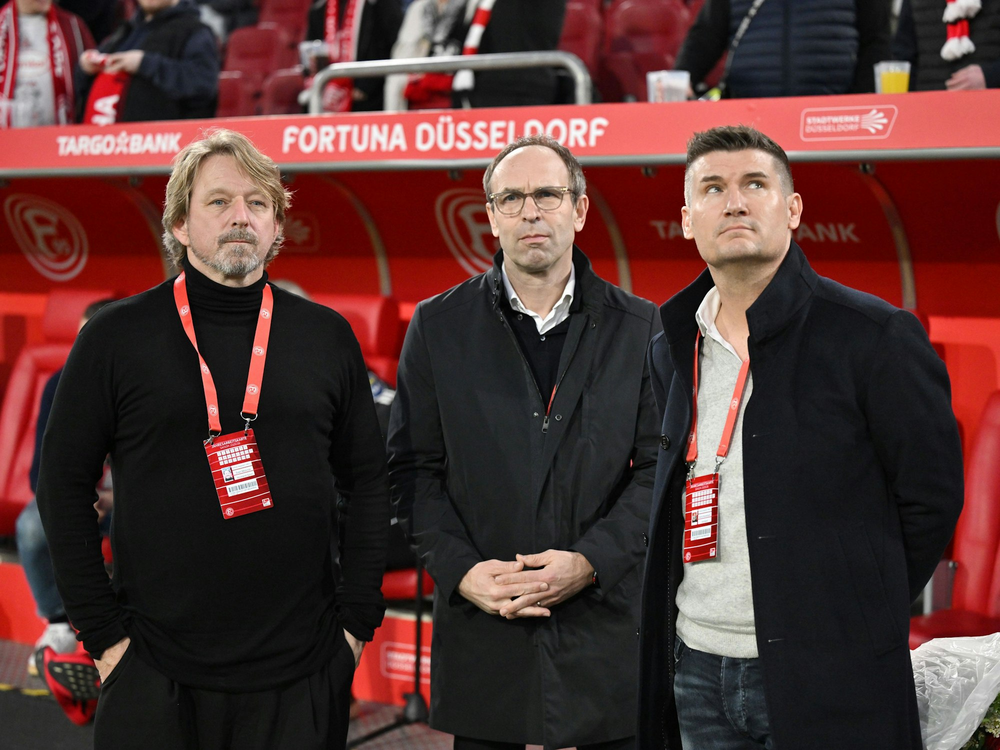 V.l.: Sven Mislintat, Alexander Jobst und Arnd Hovemann stehen vor der Auswechselbank von Fortuna Düsseldorf.