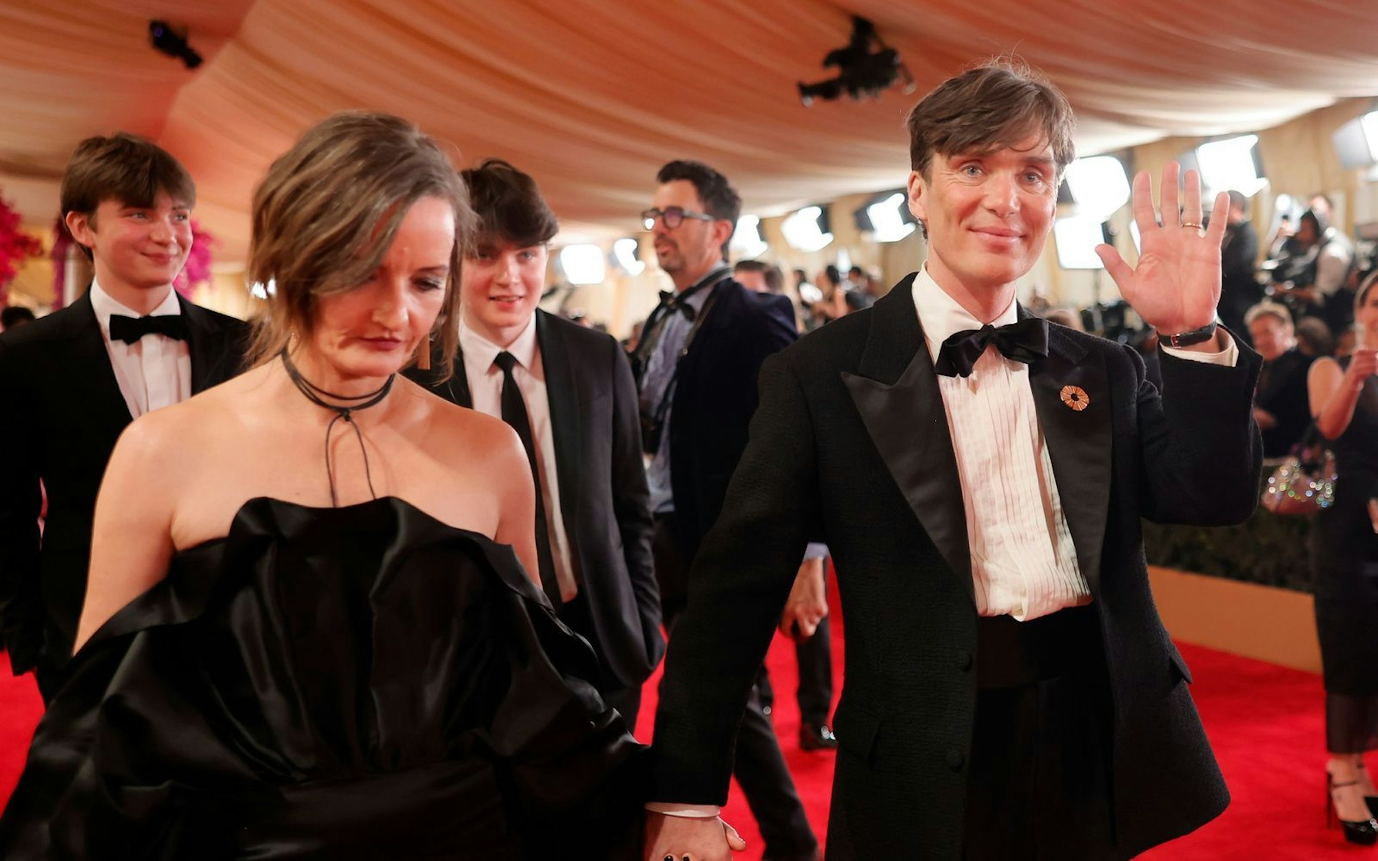 Sie bewegt sich scheu und zaghaft auf den Bühnen ihres Mannes: Yvonne McGuinness und Cillian Murphy am Rande der Oscar-Verleihung 2024 in Los Angeles; hinter ihnen ihre Söhne Aran (links) und Malachy. (Bild: 2024 Getty Images/Emma McIntyre)