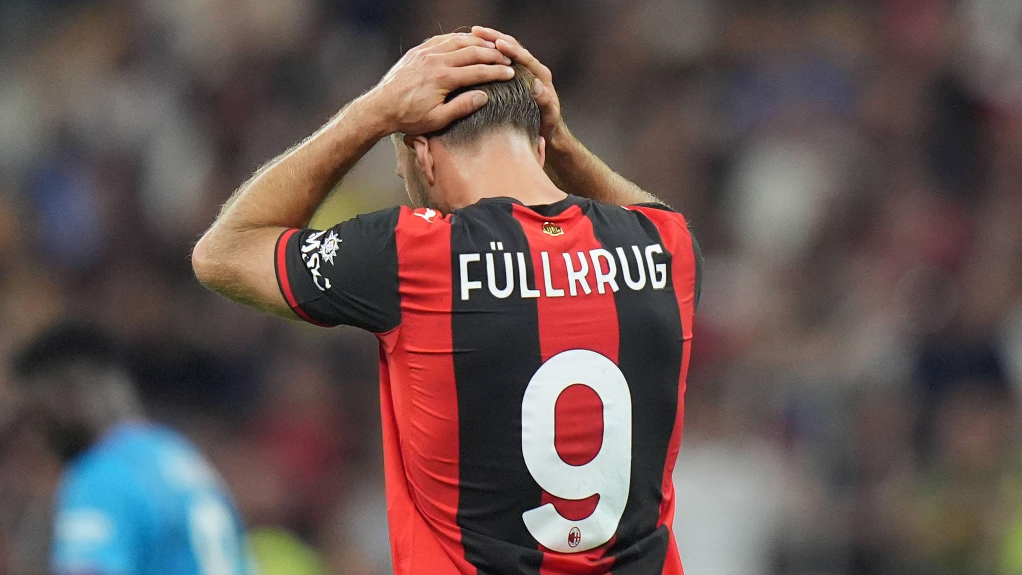 Niclas Füllkrug schlägt die Hände über dem Kopf zusammen.