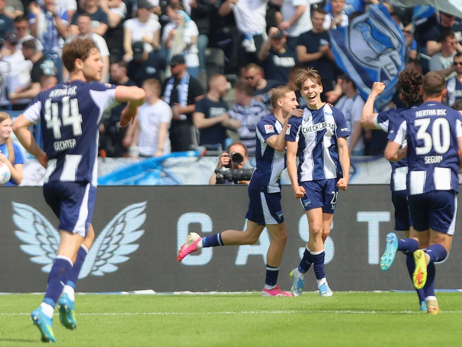 Fußballspieler Kennet Eichhorn und Teamjubel