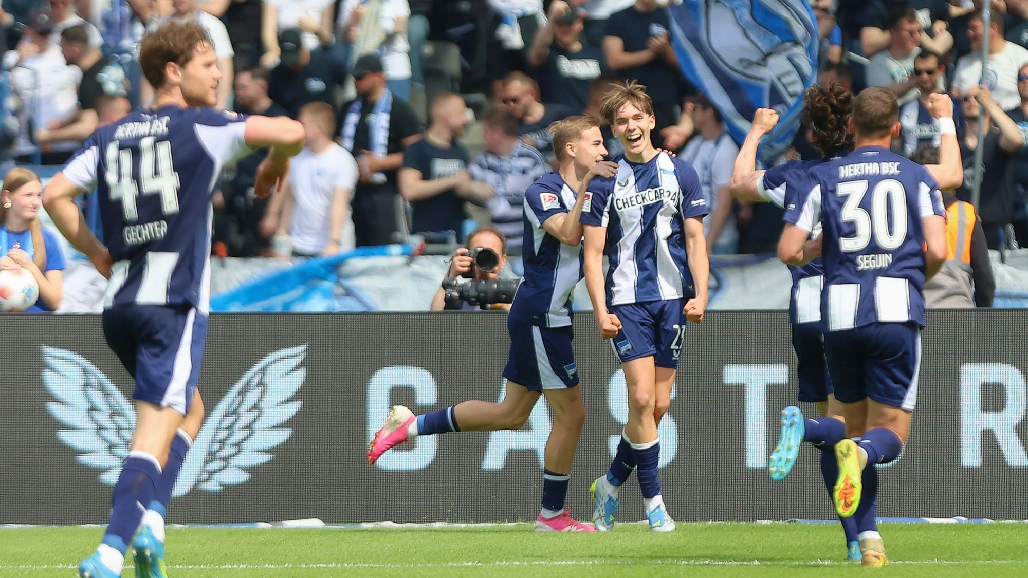 Fußballspieler Kennet Eichhorn und Teamjubel