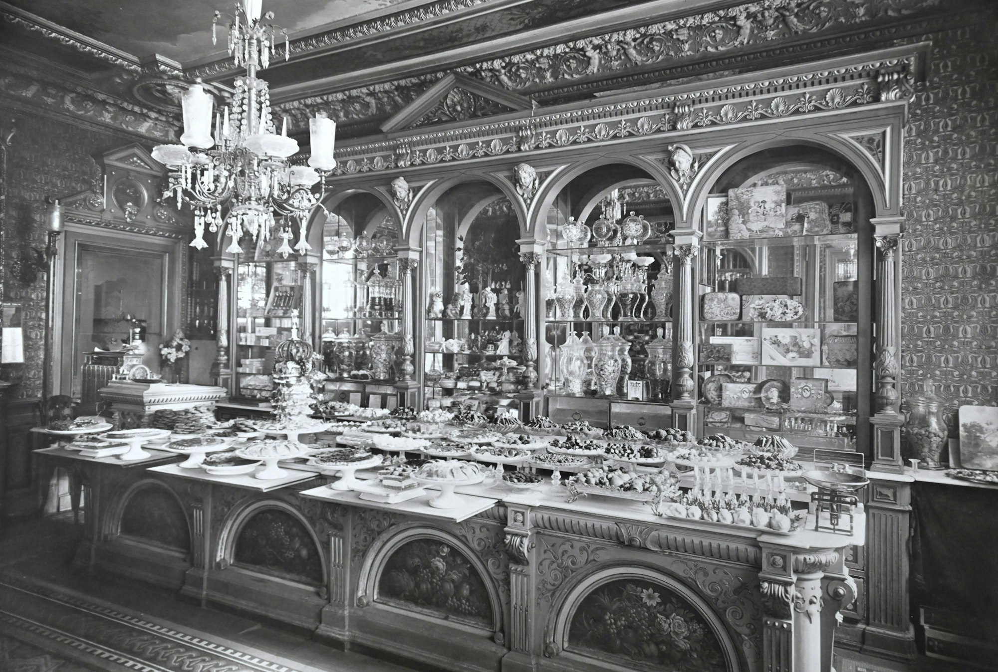 Das Foto aus den 1890er Jahren zeigt die prachtvolle Einrichtung von damals. Das Café Eigel war eine Sehenswürdigkeit.