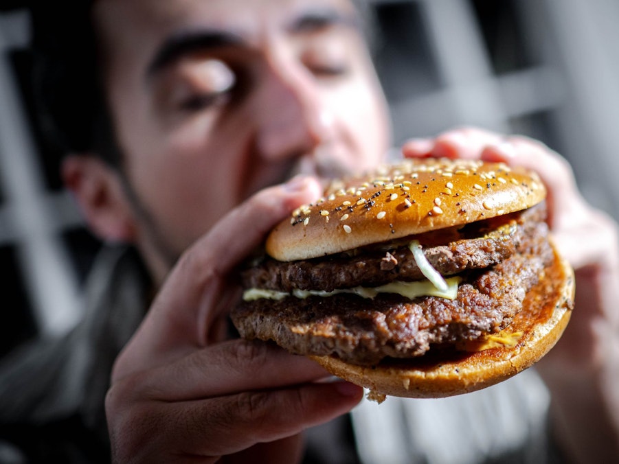 Mann beißt in einen Burger
