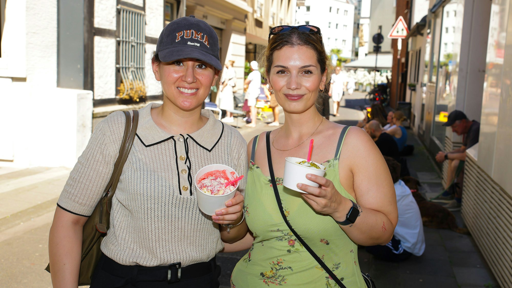 Die Freundinnen Belgim (33,l.) und Betül (32) genießen ihr Spaghettieis in der Kettengasse.