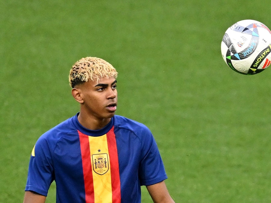 Lamine Yamal hat den Ball im Blick.