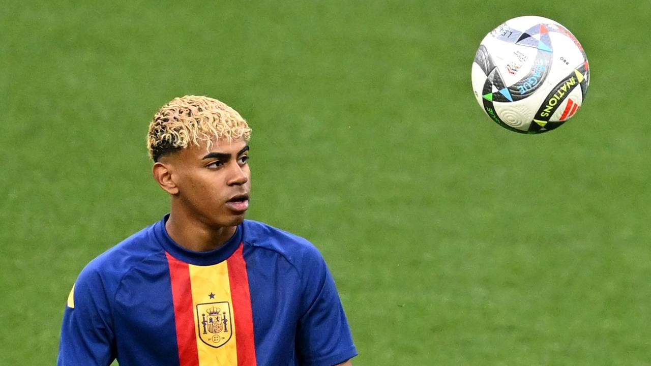 Lamine Yamal hat den Ball im Blick.