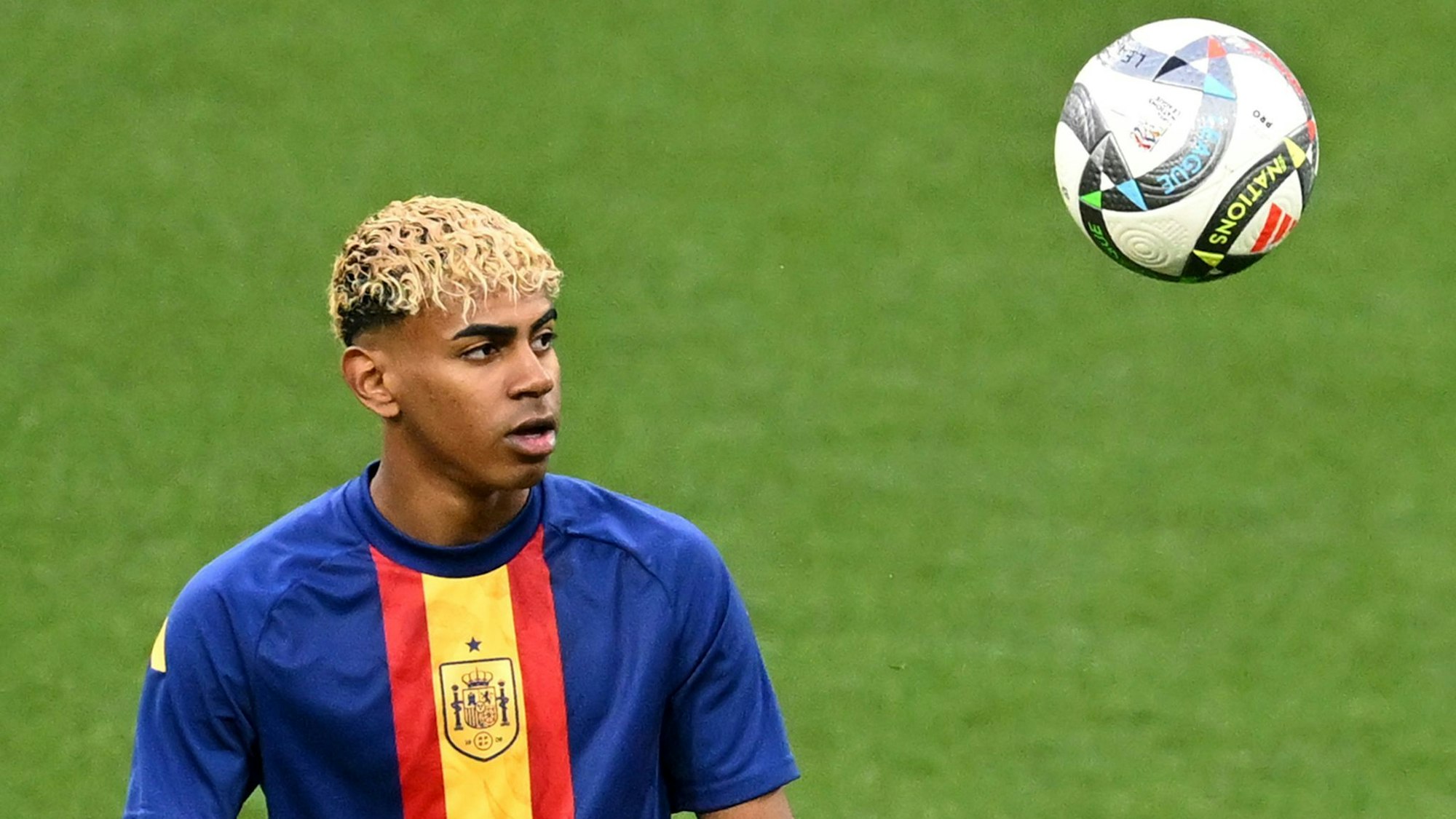Lamine Yamal hat den Ball im Blick.