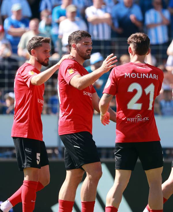 Michael Kleinschrodt (2.v.l.) jubelt nach seinem Treffer mit seinen Mitspielern.