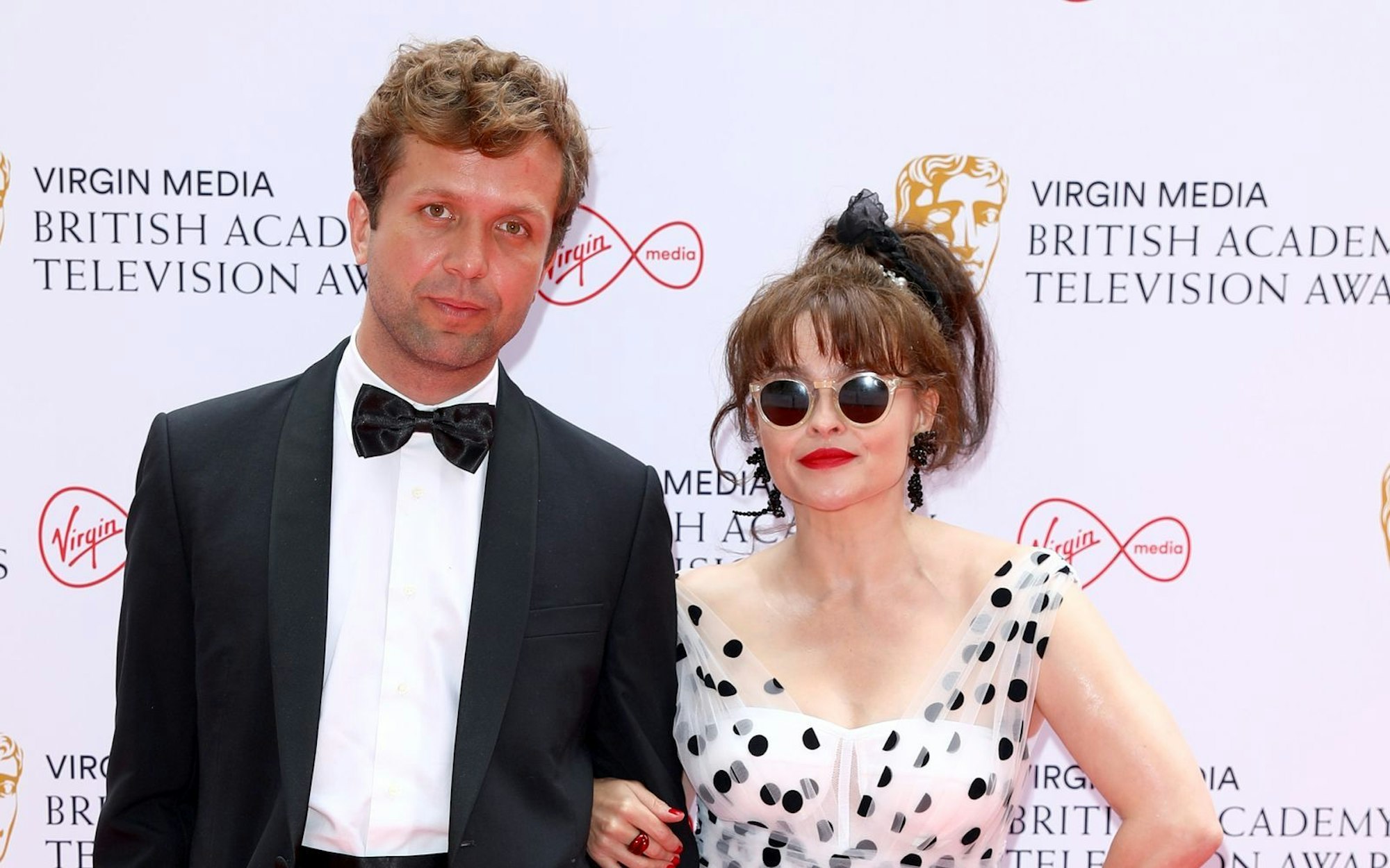 Helena Bonham Carter und Rye Holmboe sind seit 2018 ein glückliches Paar. Die beiden trennt ein Altersunterschied von 22 Jahren. Die Schauspielerin feiert am 26. Mai ihren 60. Geburtstag, demnach ist der Psychoanalytiker und Autor rund 38 Jahre alt. (Bild: 2021 Getty Images/Tim P. Whitby)