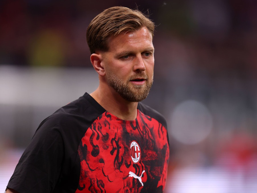 Niclas Füllkrug im roten Milan-Trikot beim Aufwärmen.
