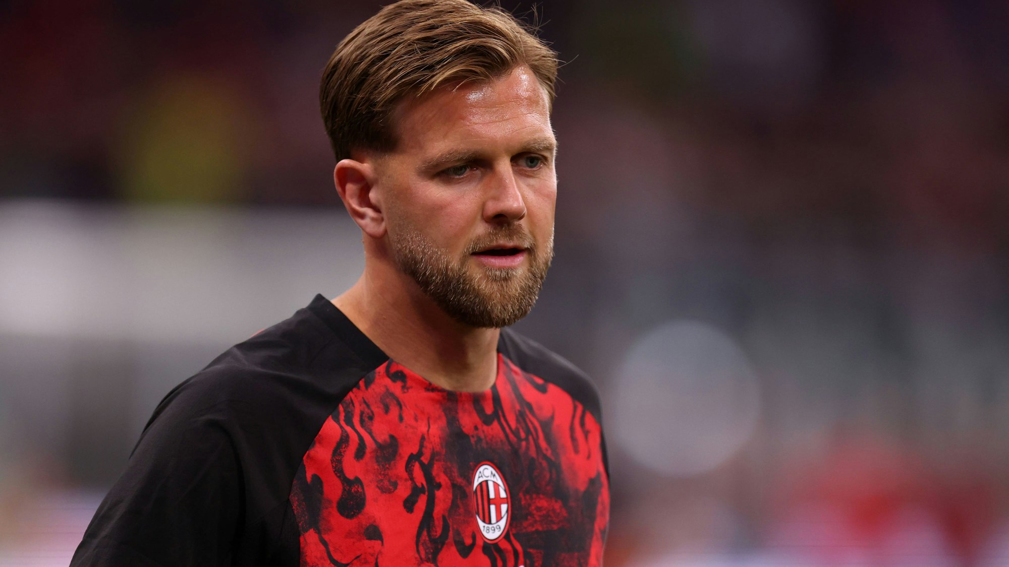 Niclas Füllkrug im roten Milan-Trikot beim Aufwärmen.