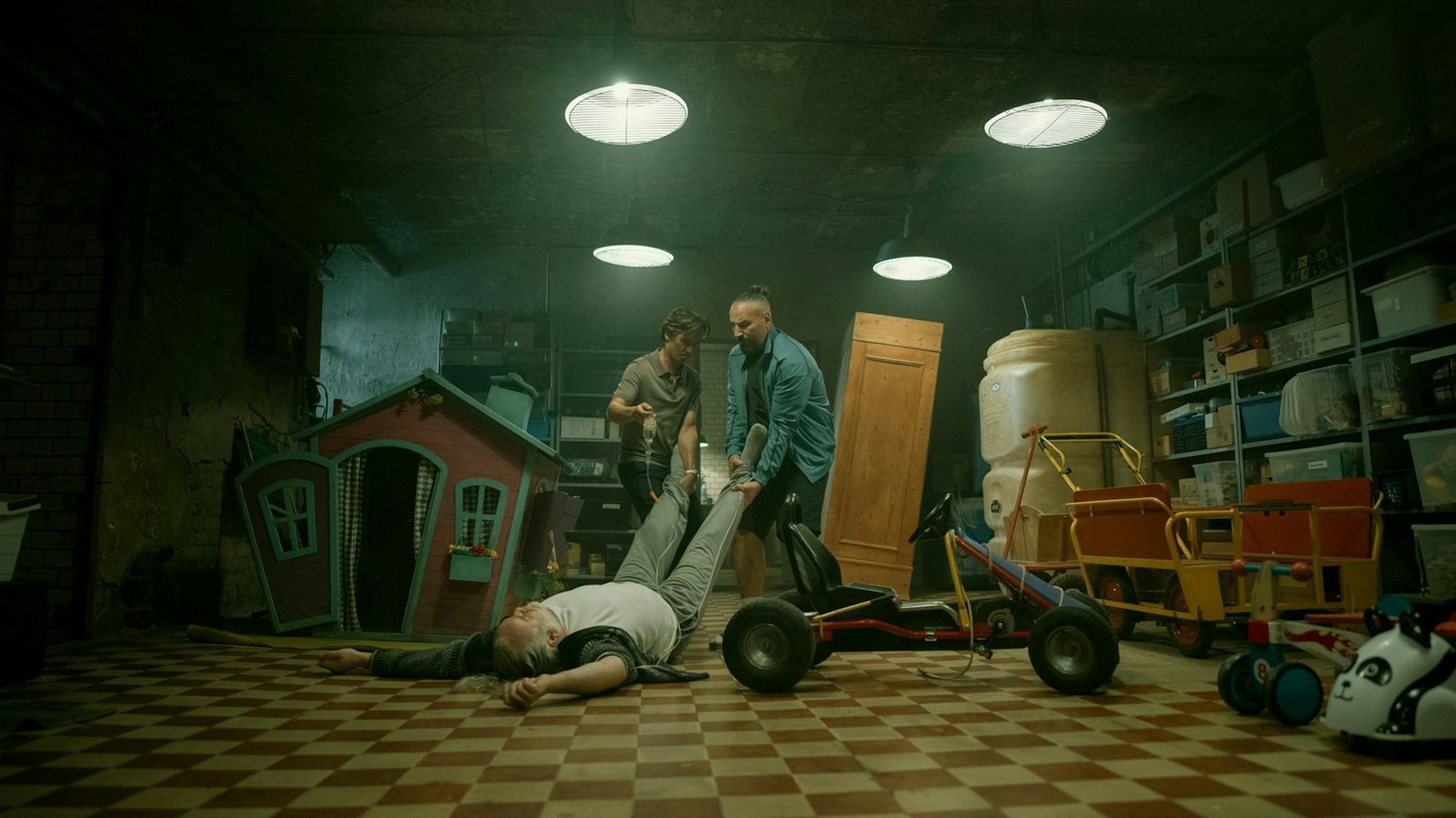 Alles wie immer: Björn Diemel (Tom Schilling, links) und Sascha (Murathan Muslu) müssen sich im Keller um ein großes Problem kümmern. (Bild: © Netflix / Anika Molnar)