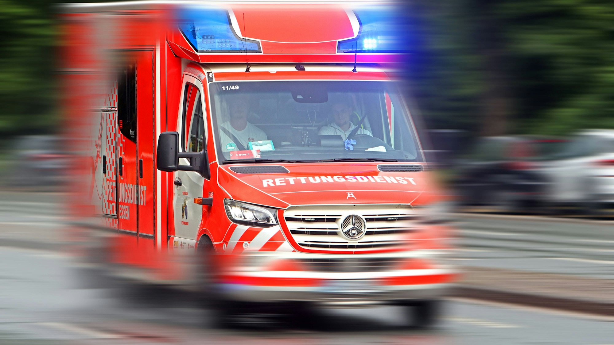 Rettungswagen mit Notfallsanitätern im Einsatz