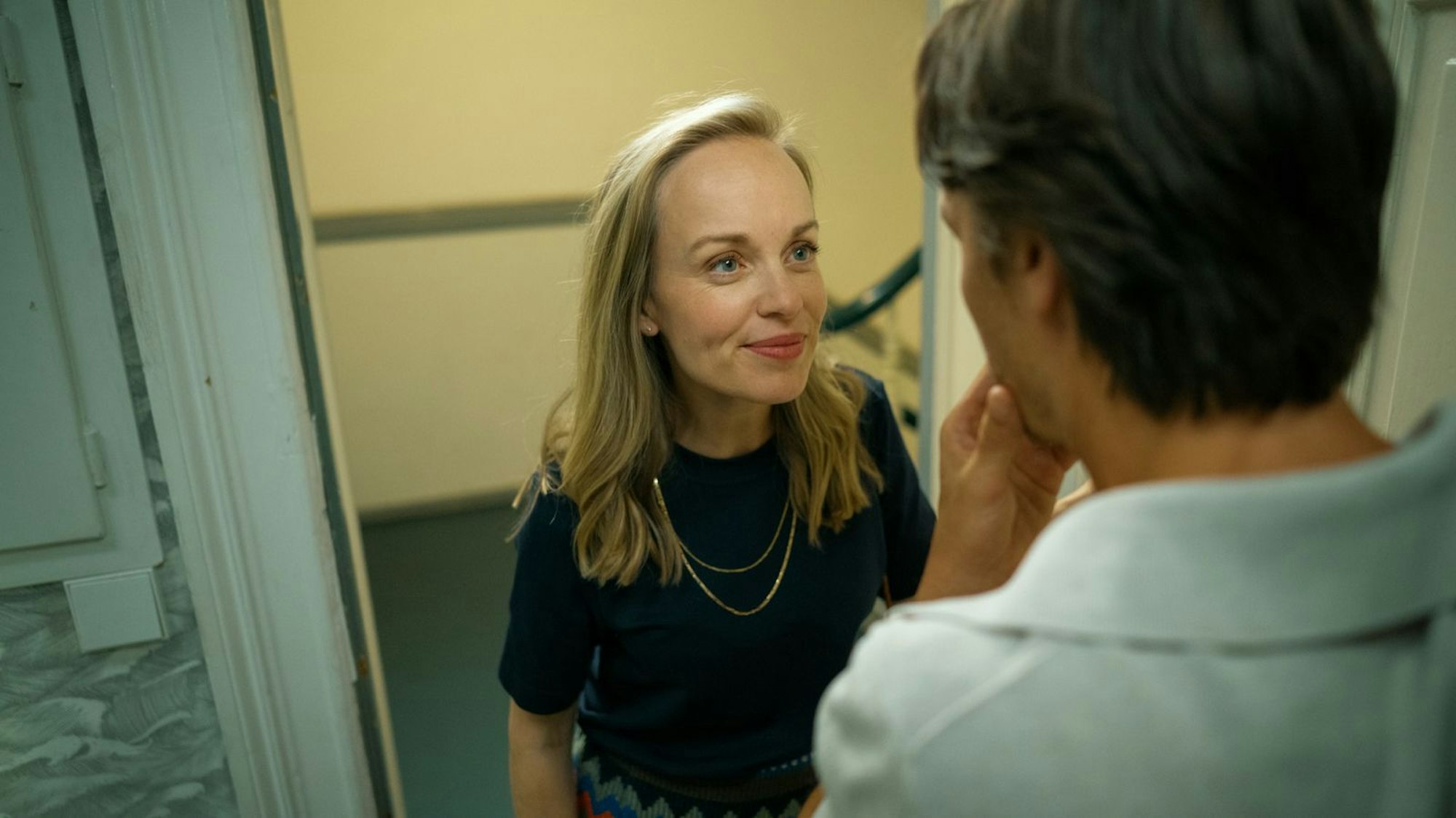 Welches Spiel Laura (Friederike Kempter) spielt, weiß Björn nicht. Aber das findet er gar nicht so schlimm. (Bild: © Netflix / Anika Molnar)