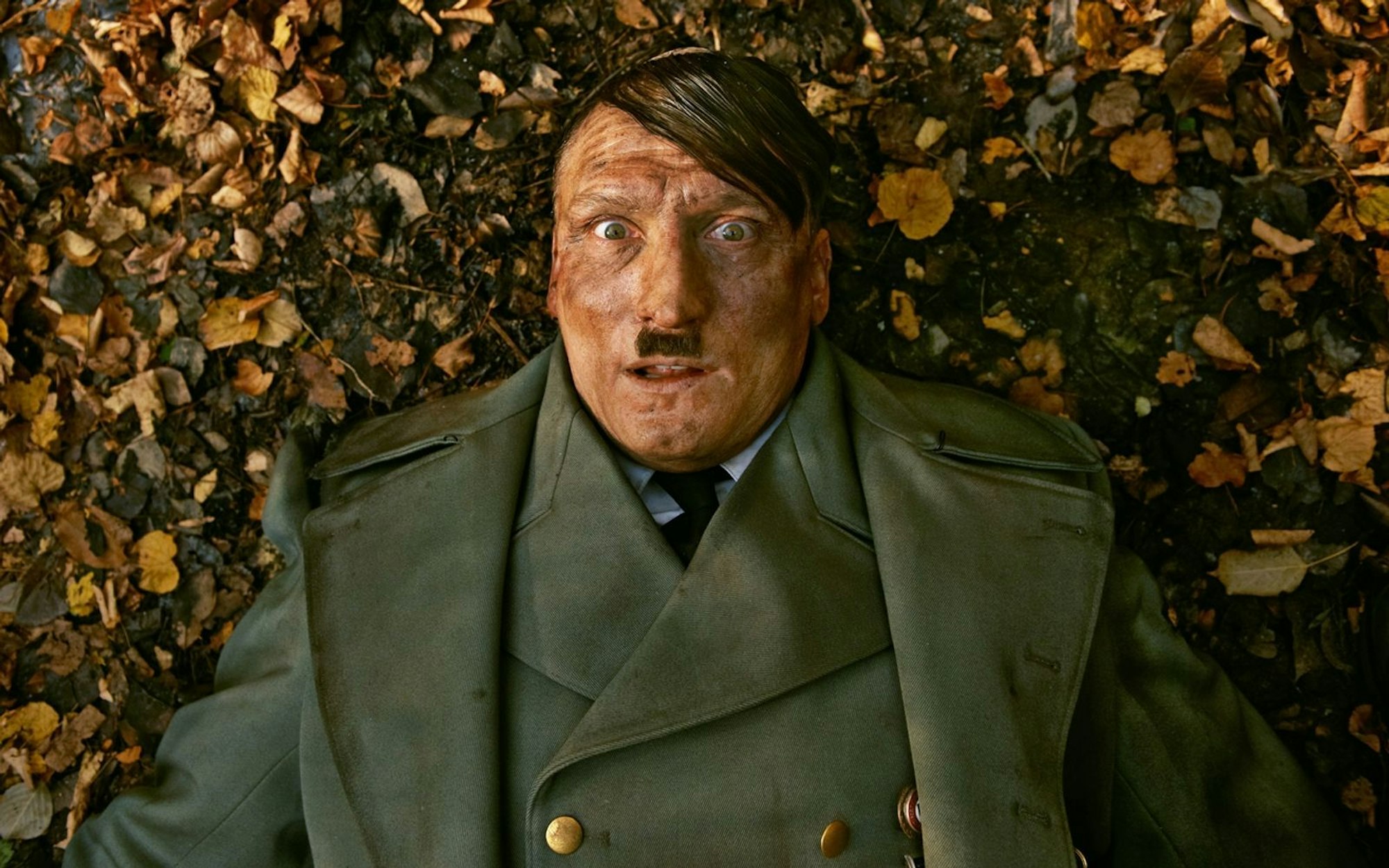 Eine Erklärung hat Adolf Hiler (Oliver Masucci) nicht. Irgendwann nimmt er es einfach als Fügung hin: „Er ist wieder da“, im Jahr 2014. (Bild: 2015 Constantin Film Verleih GmbH)