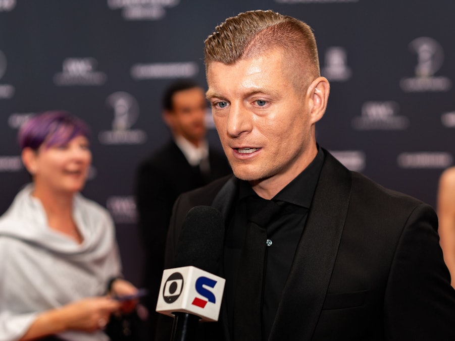 Toni Kroos spricht bei einem Interview ins Mikrofon.