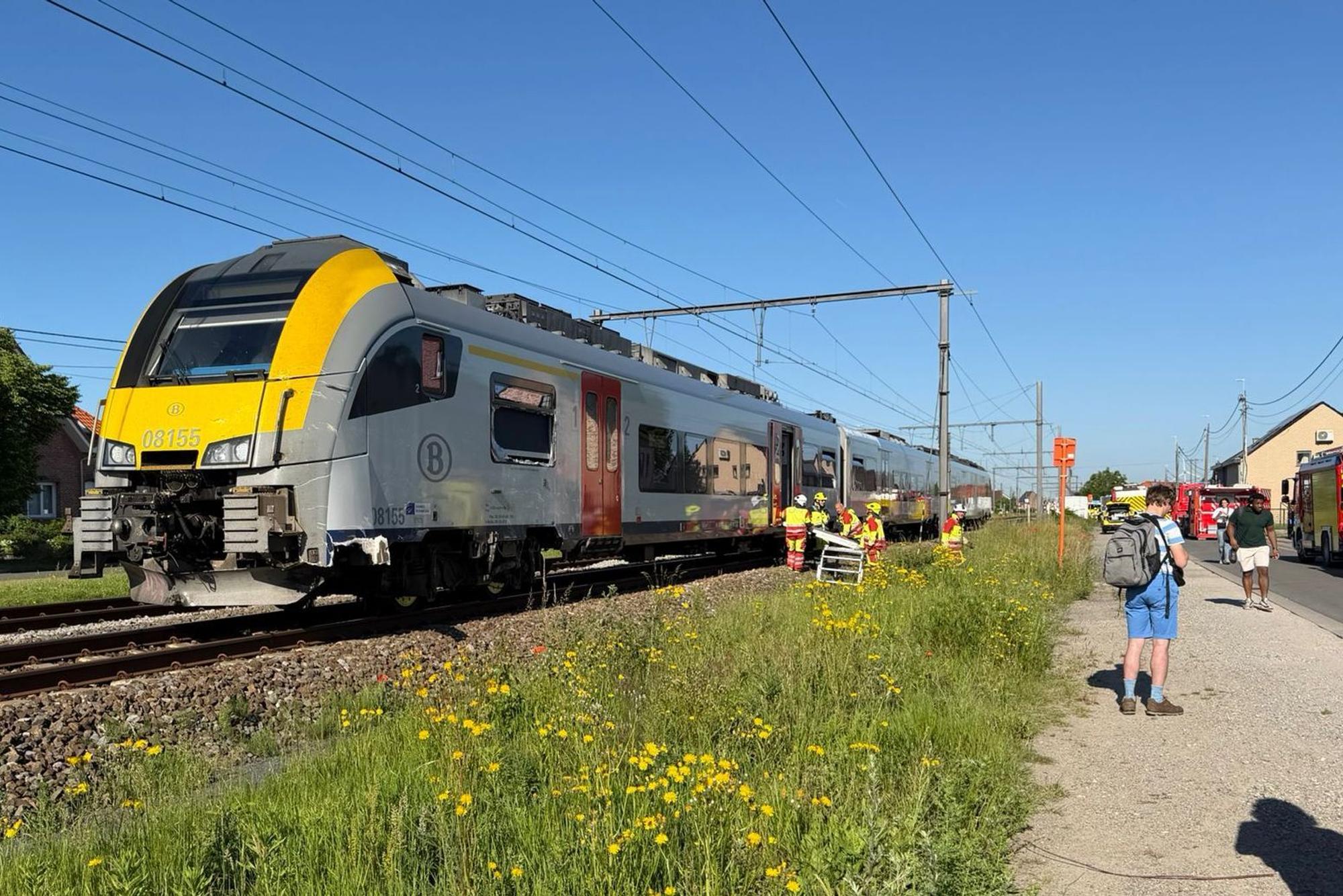 Blick auf den Zug, der den Schulbus an einem Bahnübergang erfasst hat.