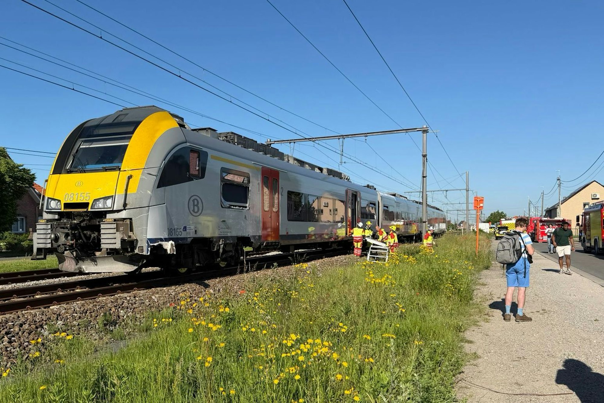 Blick auf den Zug, der den Schulbus an einem Bahnübergang erfasst hat.