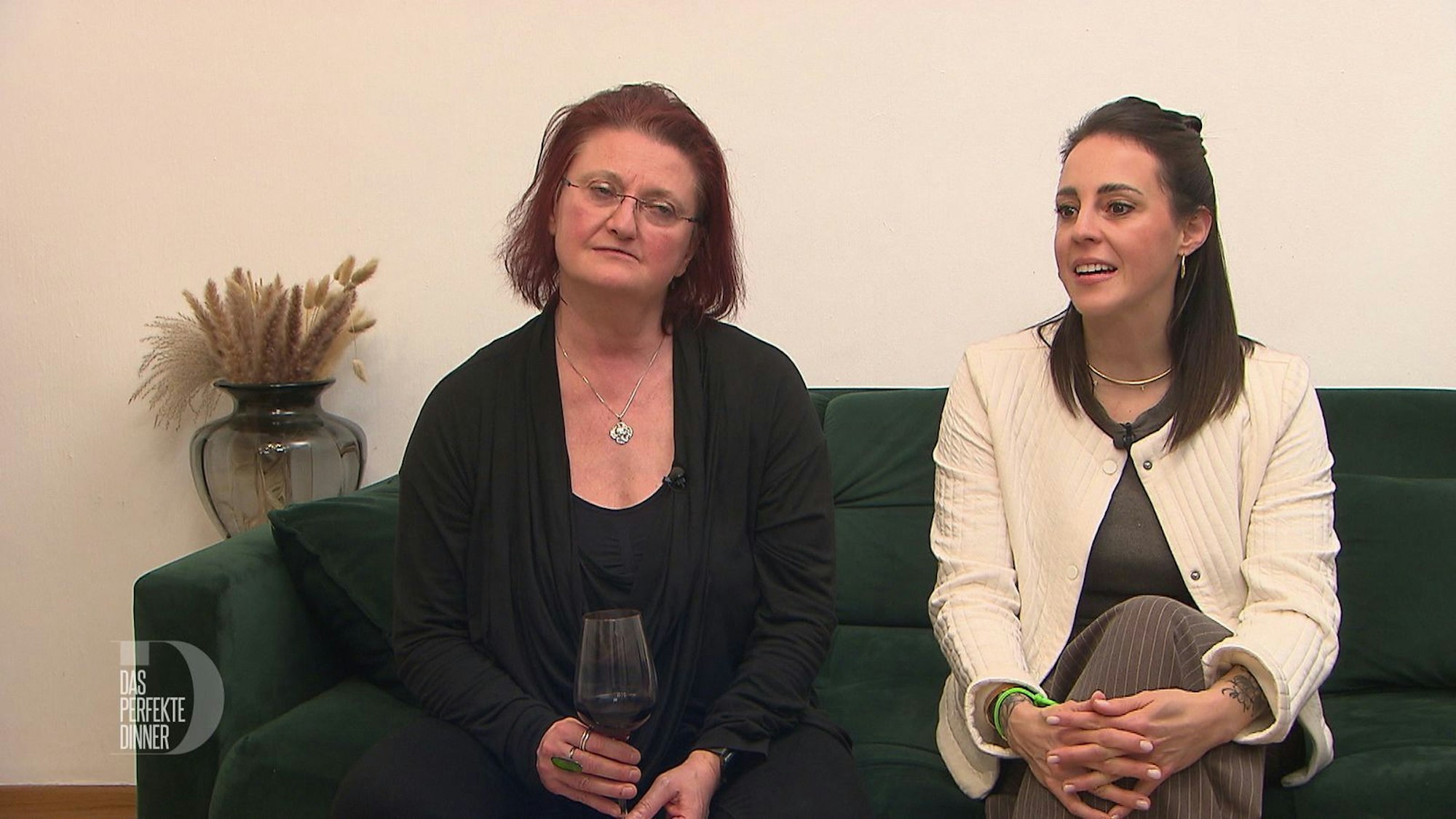 Wird Auftakt-Gastgeber Aron ihre Erwartungen erfüllen? Katja (links) und Anna sind gespannt. (Bild: RTL)