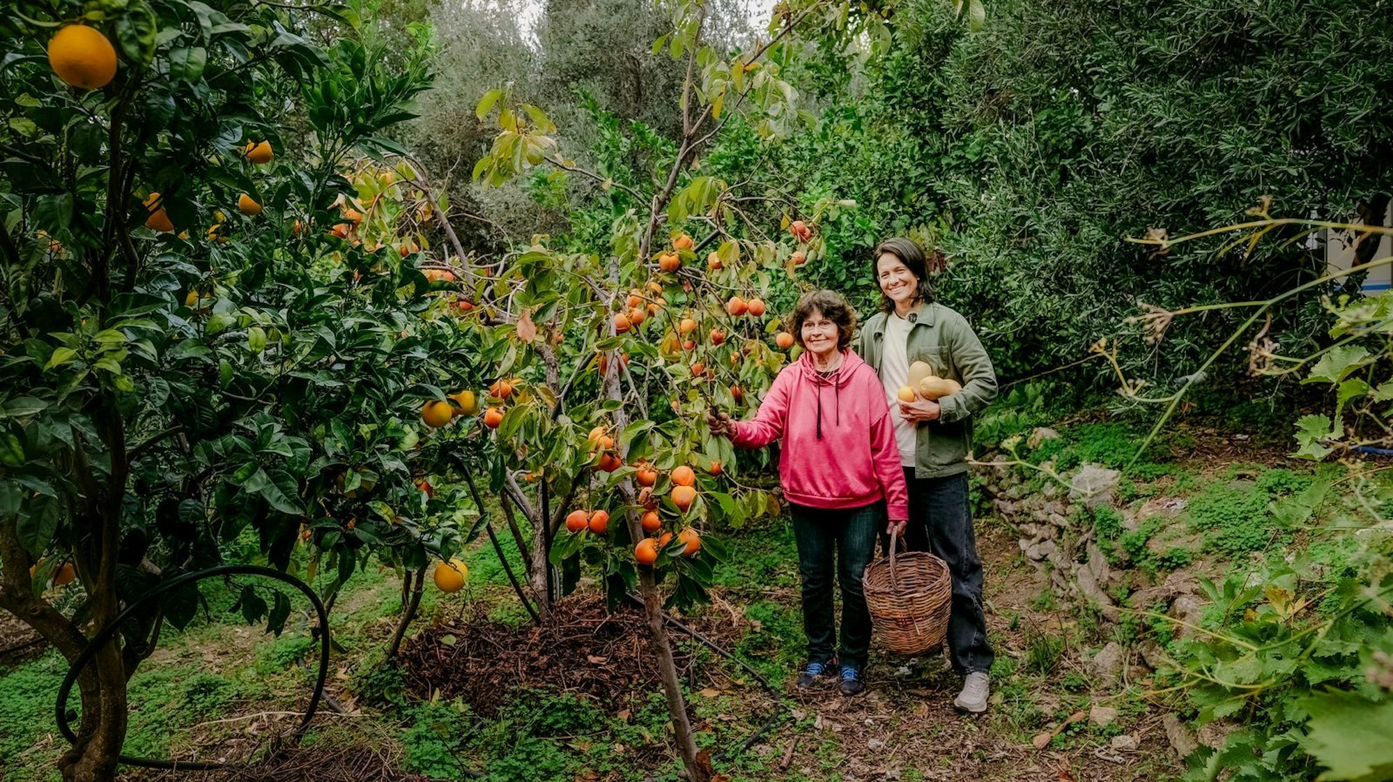 Merle (rechts) träumt von einem langen, gesunden Leben auf der griechischen Insel Ikaria, der „Insel der 100-Jährigen“. Mit Einwohnerin Popi (86) hat sie sich schon angefreundet. (Bild: ZDF/Julia Kaulbars)