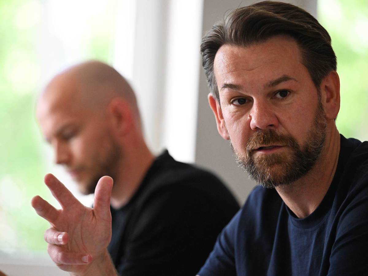 Thomas Kessler spricht und gestikuliert.