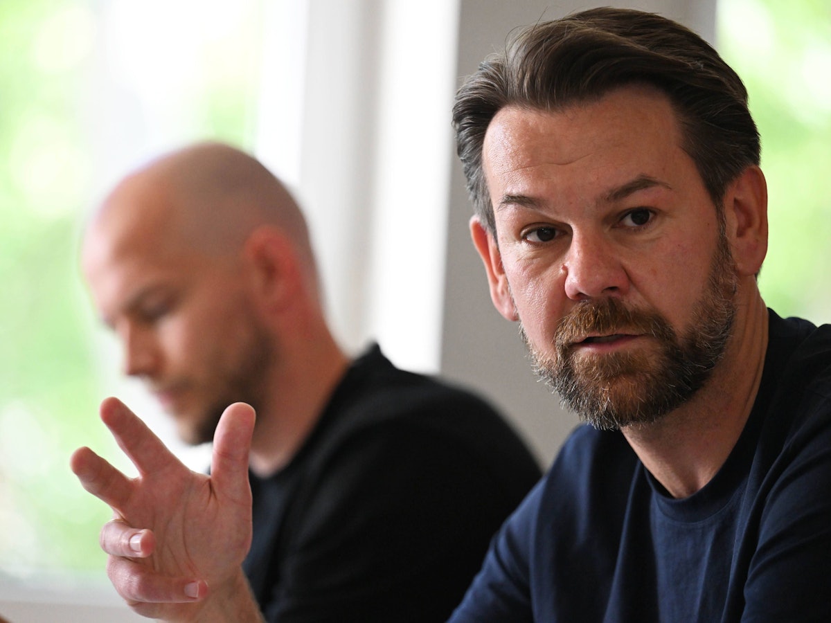 Thomas Kessler spricht und gestikuliert.