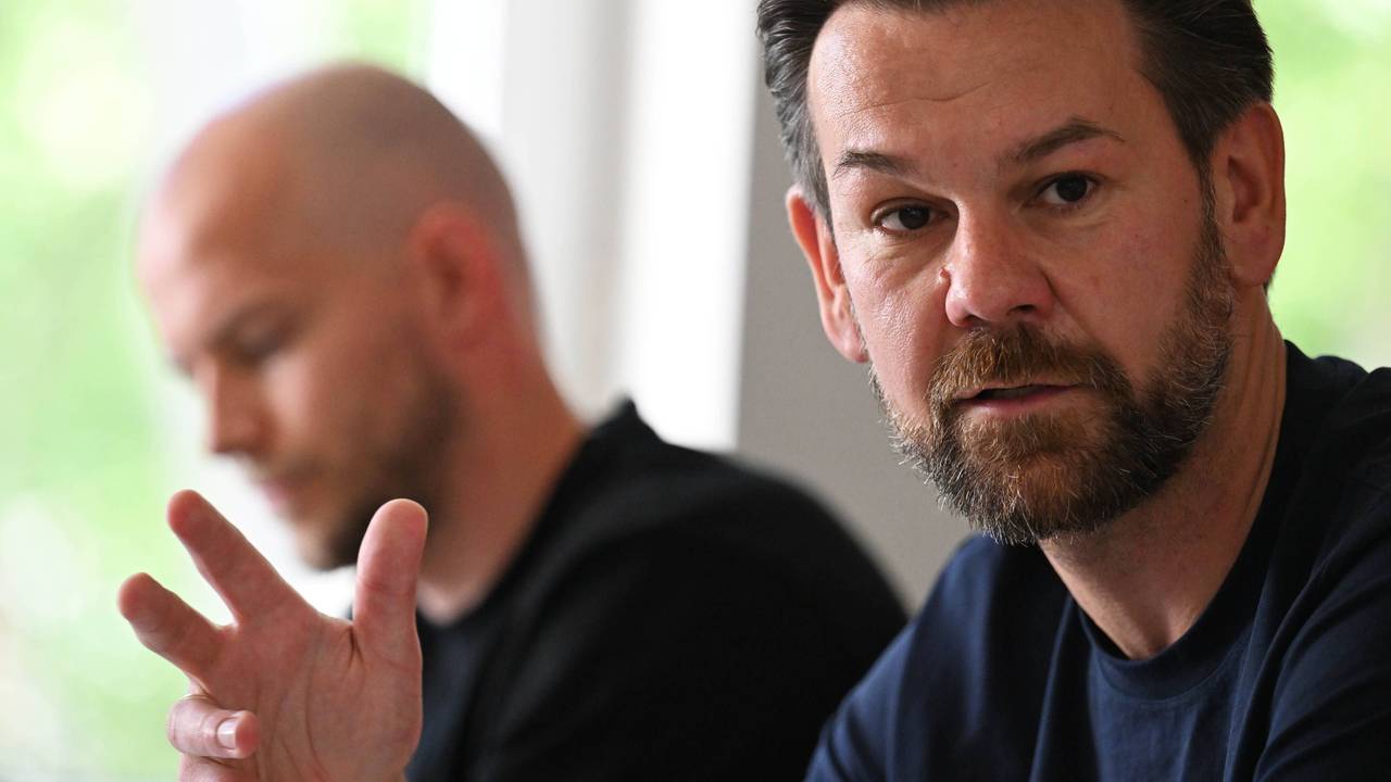 Thomas Kessler spricht und gestikuliert.
