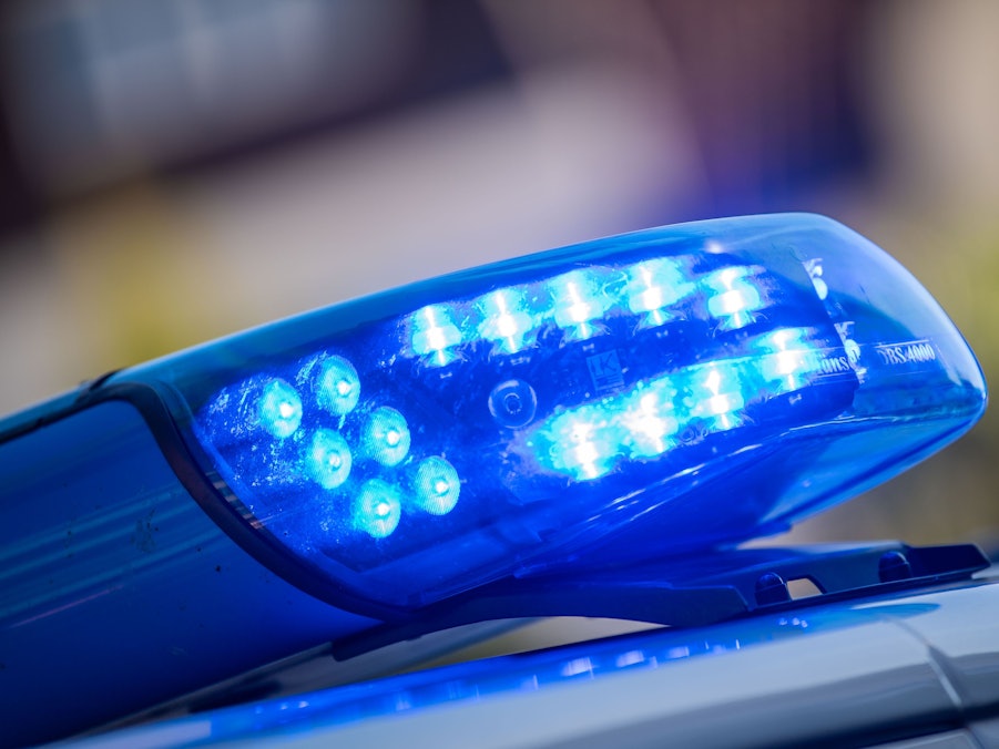 Ein Blaulicht auf einem Polizeifahrzeug
