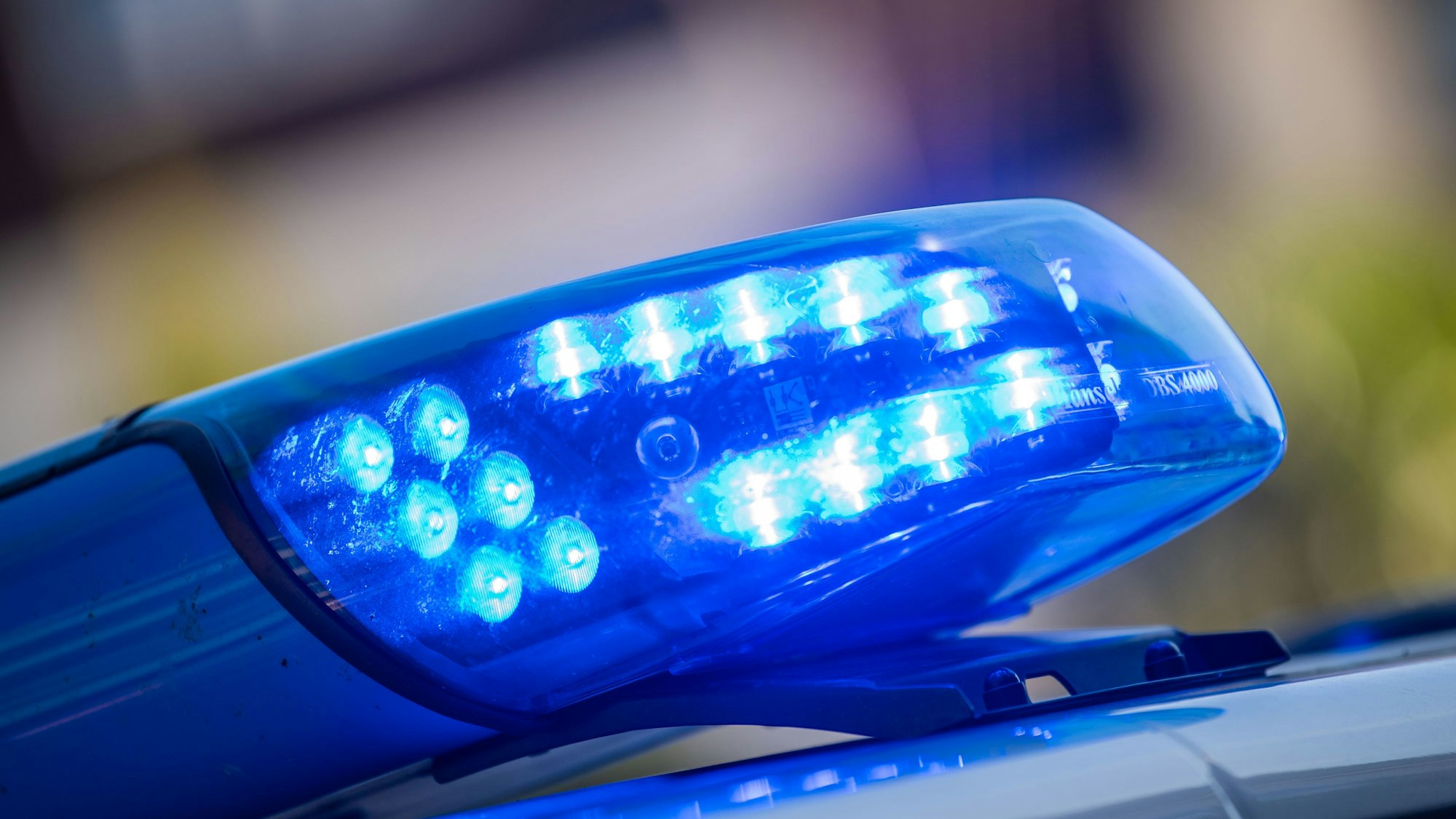 Ein Blaulicht auf einem Polizeifahrzeug