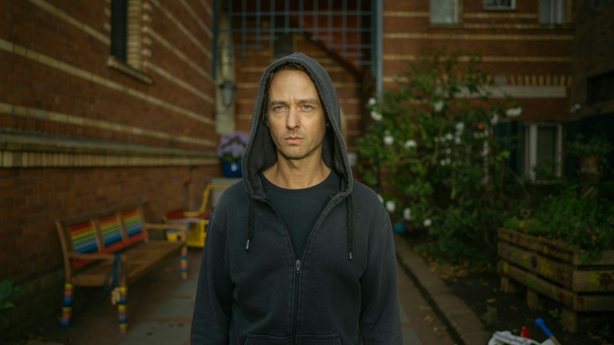Björn (Tom Schilling) hatte sich das Leben nach dem Achtsamkeitskurs etwas einfacher vorgestellt. Doch seine Probleme lassen sich nicht einfach wegatmen. (Bild: © Netflix / Anika Molnar)