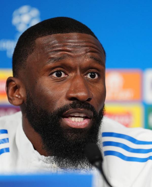 Antonio Rüdiger von Real Madrid sitzt bei der Pressekonferenz im Etihad-Stadion in Manchester.