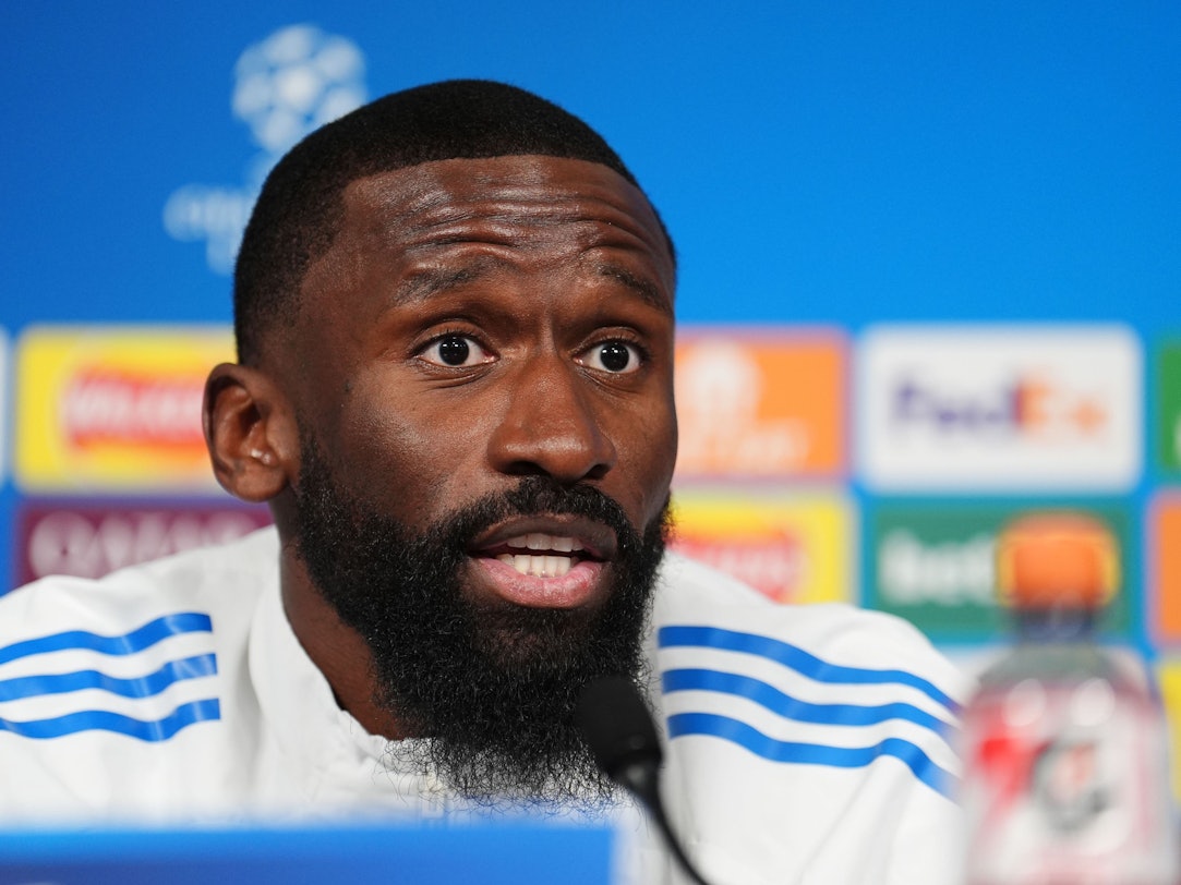Antonio Rüdiger von Real Madrid sitzt bei der Pressekonferenz im Etihad-Stadion in Manchester.