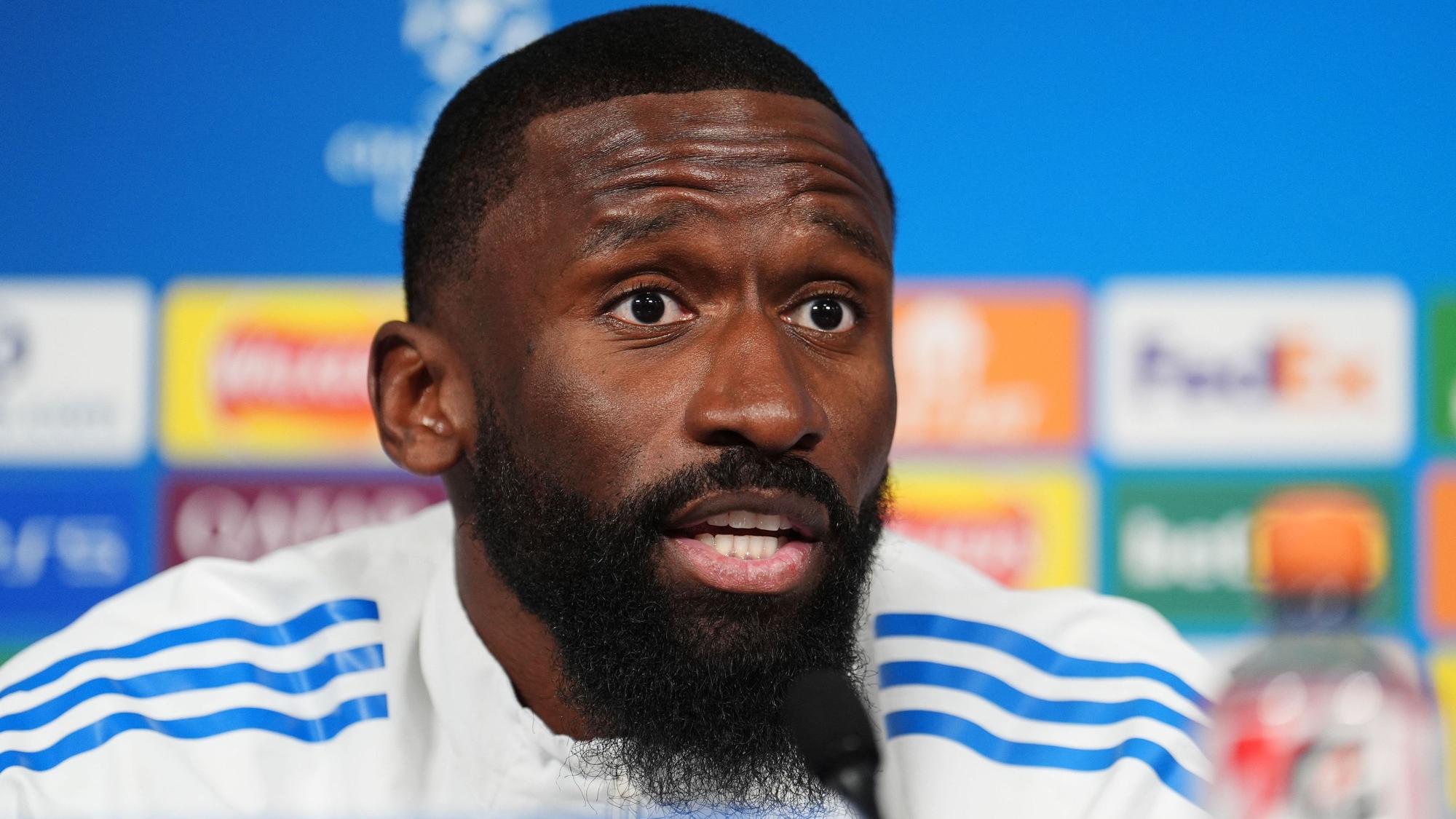 Antonio Rüdiger von Real Madrid sitzt bei der Pressekonferenz im Etihad-Stadion in Manchester.