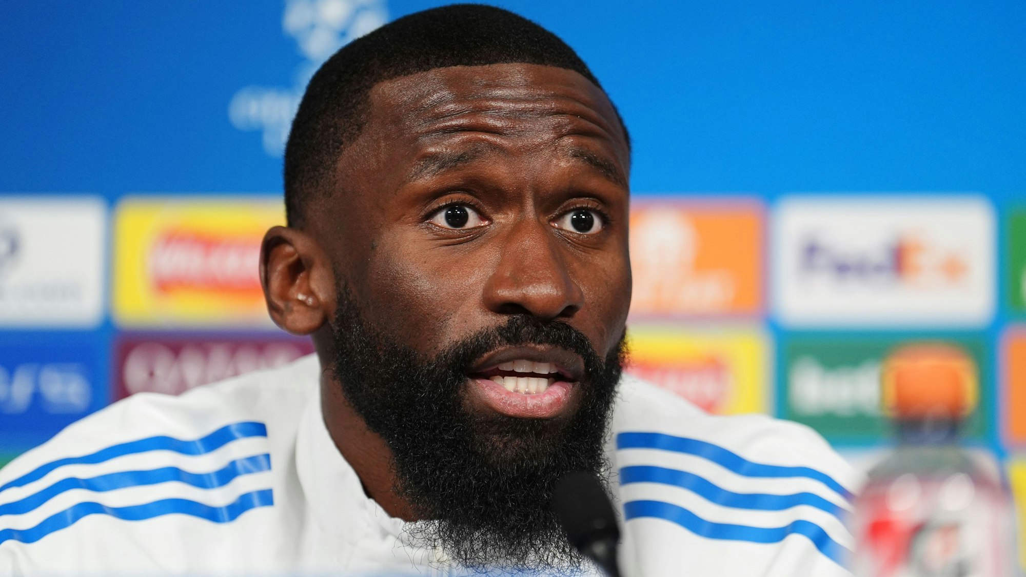 Antonio Rüdiger von Real Madrid sitzt bei der Pressekonferenz im Etihad-Stadion in Manchester.