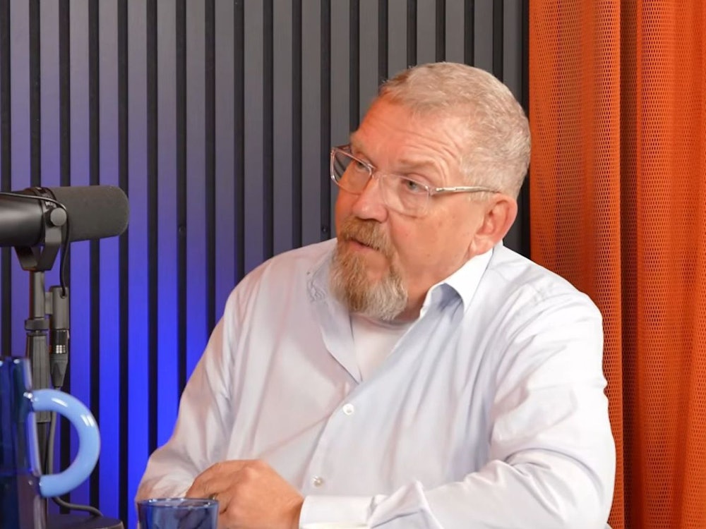 „Tatort“-Kommissar Dietmar Bär sprach im Podcast „Zwischen den Zeilen“ über das aktuelle politische Klima. (Bild: YouTube/Early Studios)