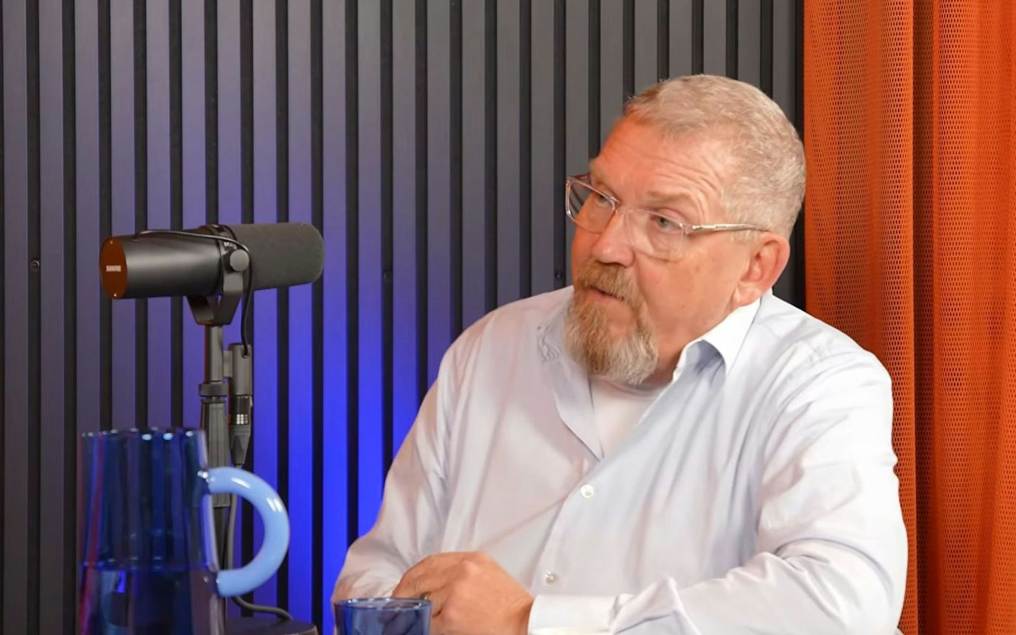 „Tatort“-Kommissar Dietmar Bär sprach im Podcast „Zwischen den Zeilen“ über das aktuelle politische Klima. (Bild: YouTube/Early Studios)