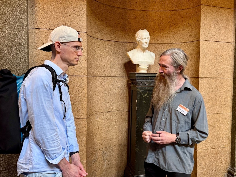 Felix (links) strebt nach Unsterblichkeit. Mit dem Alternsforschungstheoretiker Aubrey de Grey diskutiert er seine Ideen. (Bild: ZDF/Julia Kaulbars)