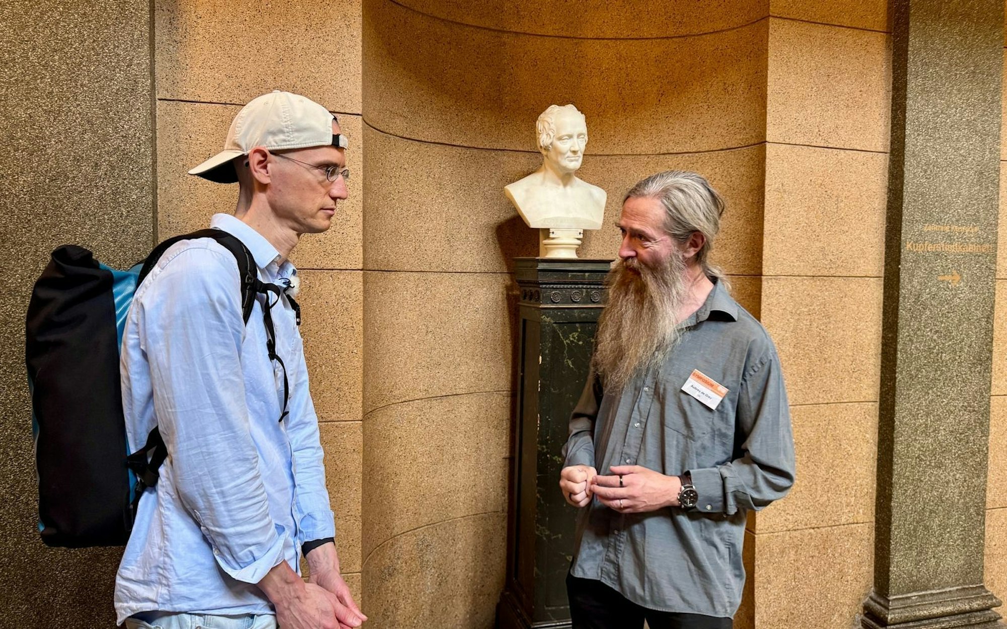 Felix (links) strebt nach Unsterblichkeit. Mit dem Alternsforschungstheoretiker Aubrey de Grey diskutiert er seine Ideen. (Bild: ZDF/Julia Kaulbars)