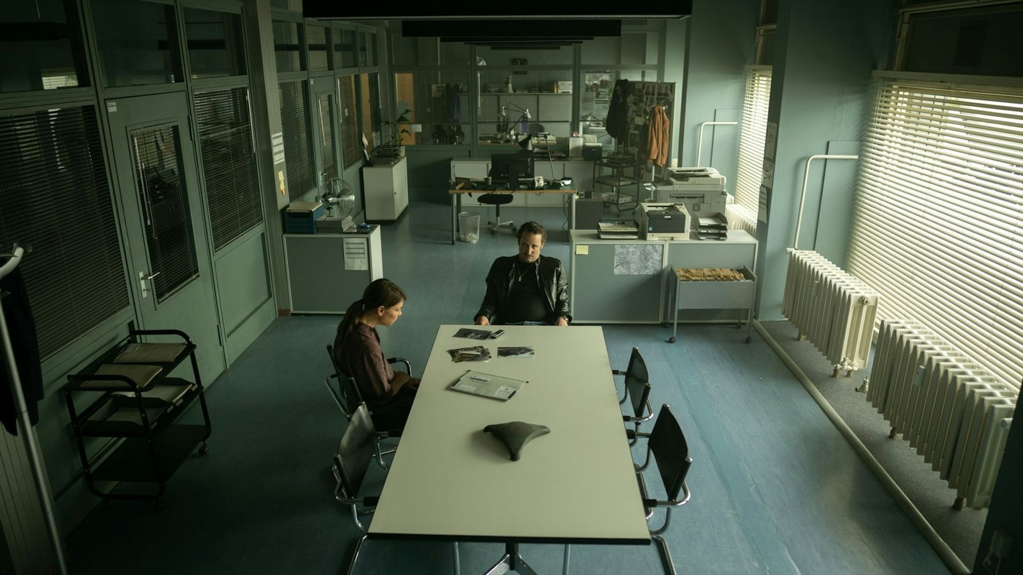 Björn (Tom Schilling) muss einmal mehr bei seiner alten Studienfreundin Nicole (Britta Hammelstein) auf dem Polizeirevier antanzen. (Bild: © Netflix / Anika Molnar)