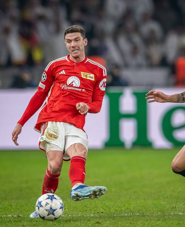Robin Gosens (l.) in Aktion mit Ball.