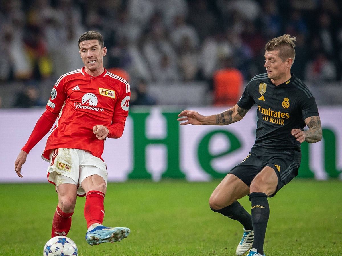 Robin Gosens (l.) in Aktion mit Ball.