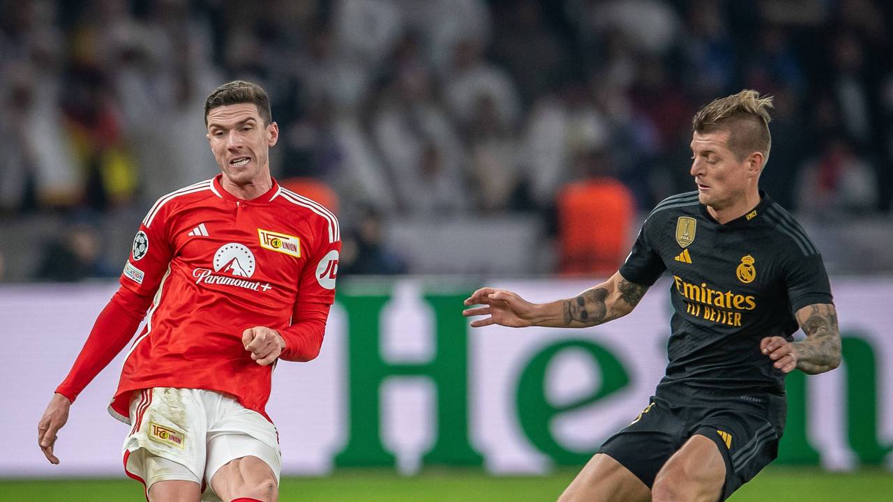Robin Gosens (l.) in Aktion mit Ball.