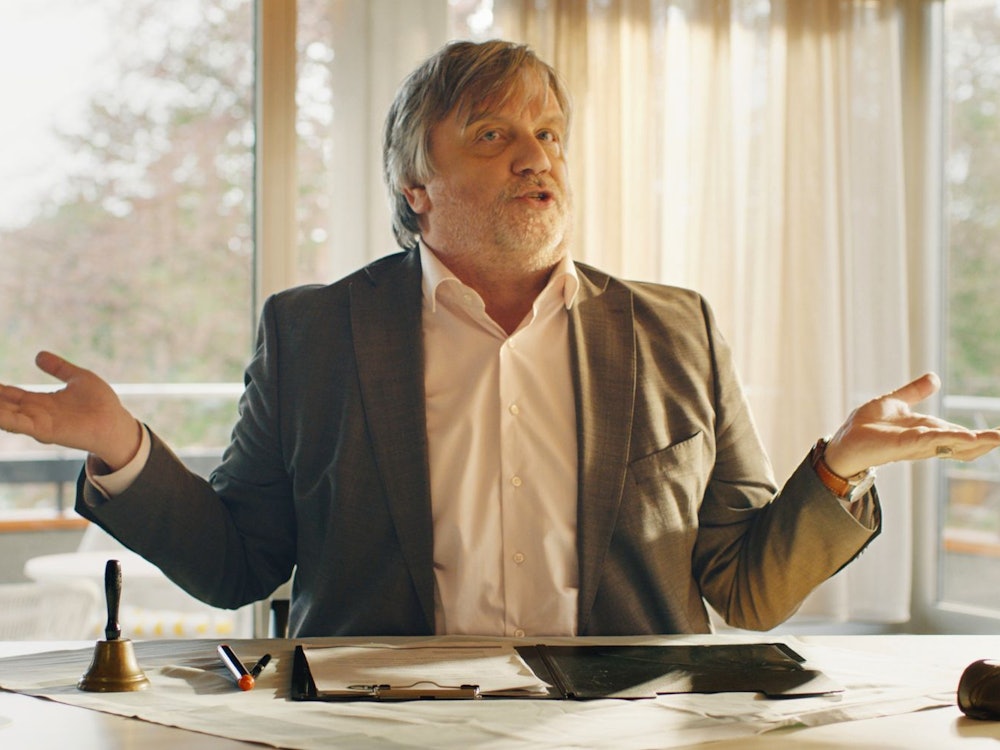 Tennisclub-Vorstand Heribert (Hape Kerkeling) ist im Streit um einen neuen Grill bald schon mit den Nerven am Ende. (Bild: Studiocanal GmbH)