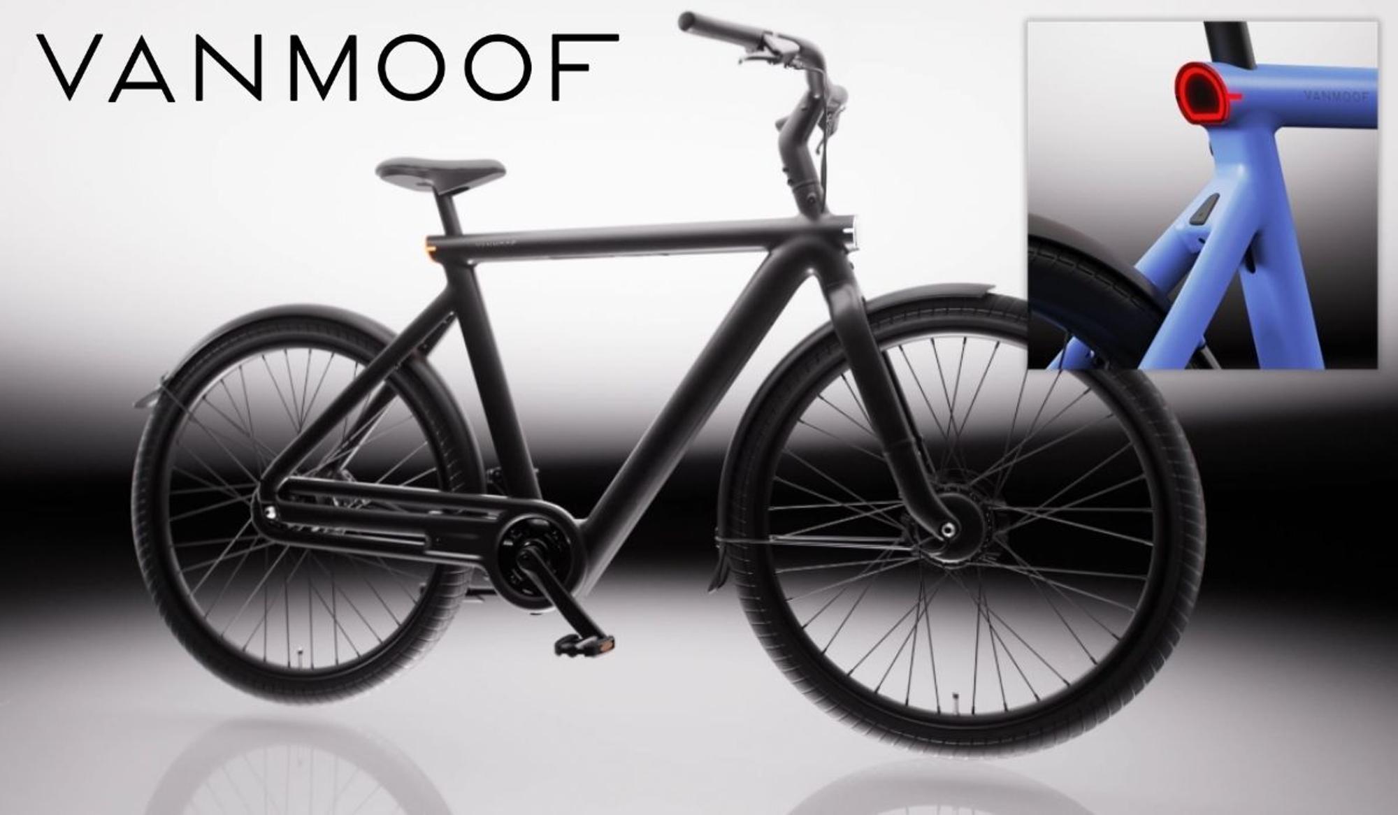 VanMoof S6 E-Bike in der Seitenansicht in der Farbe Drift Black vor hellem Hintergrund, mit Detailaufnahme des nahtlos in den Aluminiumrahmen integrierten Rücklichts in der Farbe Electric Blue – sichtbar auch das integrierte Frontlicht am Vorderrad.
