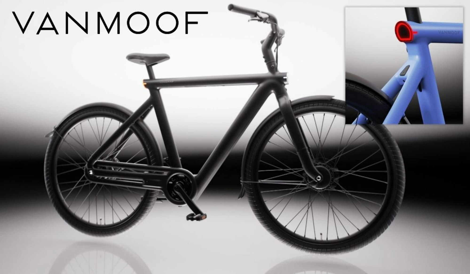VanMoof S6 E-Bike in der Seitenansicht in der Farbe Drift Black vor hellem Hintergrund, mit Detailaufnahme des nahtlos in den Aluminiumrahmen integrierten Rücklichts in der Farbe Electric Blue – sichtbar auch das integrierte Frontlicht am Vorderrad.
